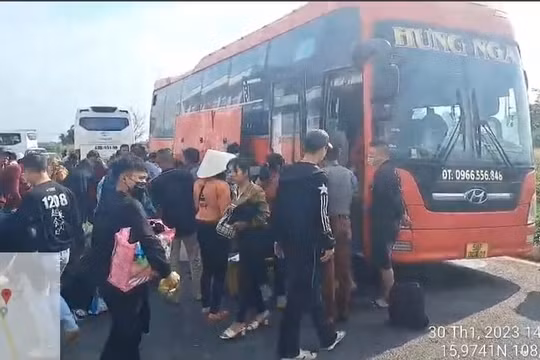 Xe khách sử dụng tem kiểm định giả, chở quá 30 người