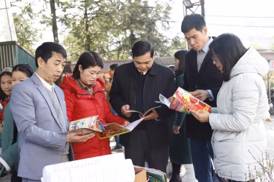 Sa Pa trưng bày hơn 200 loại báo Tết và tạp chí xuân Quý Mão 2023 