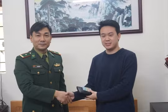 Lào Cai: Bộ đội biên phòng nhặt được ví tiền, đăng mạng Zalo tìm người trả lại