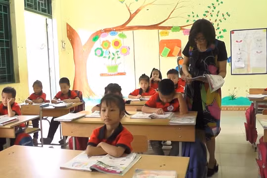 Cô giáo ung thư vượt khó mang con chữ đến cho học sinh vùng cao