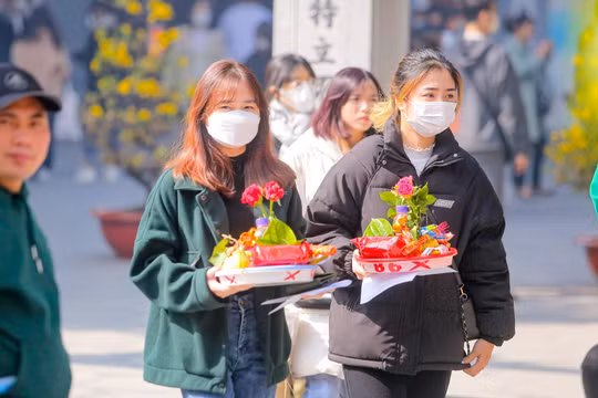 Nam thanh nữ tú đi lễ chùa Hà với ước nguyện "khi đi lẻ bóng, khi về có đôi"
