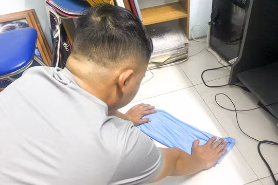 Người Hà Nội “vật lộn” với thời tiết nồm ẩm, sàn nhà “đổ mồ hôi”