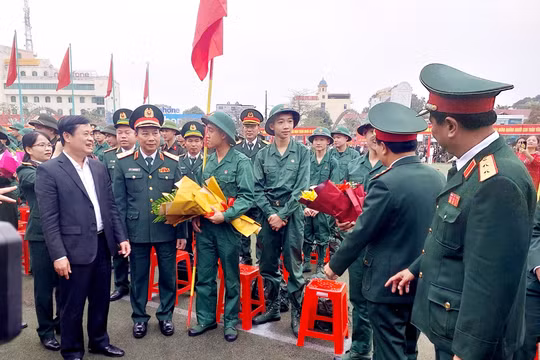 Thanh niên Nghệ An hăng hái lên đường nhập ngũ