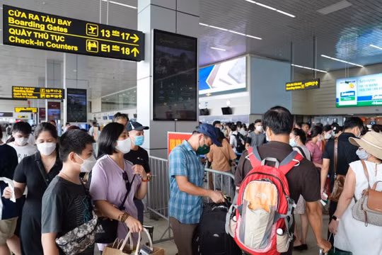 Cục Hàng không lên tiếng việc khách phải mua vé máy bay vượt trần