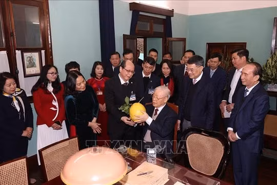 Tổng Bí thư Nguyễn Phú Trọng dâng hương tưởng niệm Chủ tịch Hồ Chí Minh
