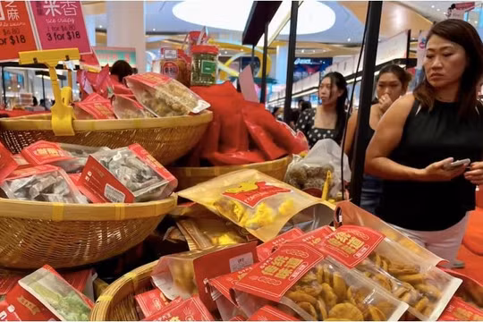 Trung Quốc: Sôi động thị trường bán đồ ăn vặt dịp Tết bất chấp nhiều thách thức