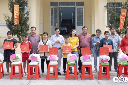 Hội Nhà báo tỉnh Kiên Giang tặng quà tết cho người nghèo tại xã Định Hoà, huyện Gò Quao