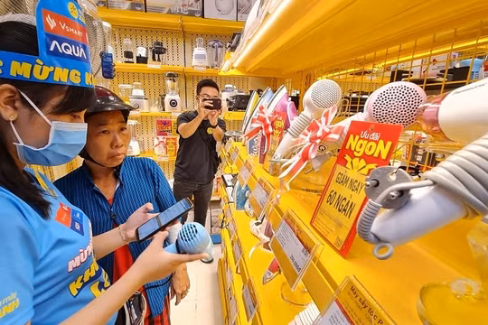 Thưởng Tết của nhân viên điện máy chỉ đủ ăn 3 bát phở, thêm đĩa quẩy