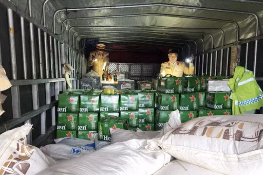 Phát hiện xe tải chở số lượng lớn bia rượu không rõ nguồn gốc qua Hà Tĩnh