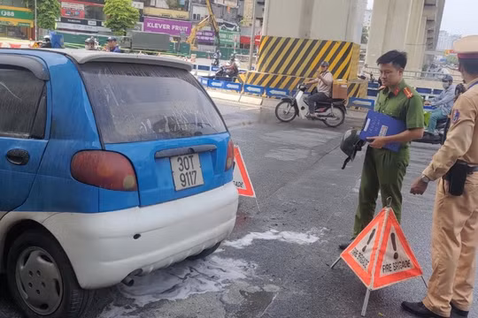 Hà Nội: Ô tô bốc cháy sau khi kích điện bằng bình ắc quy