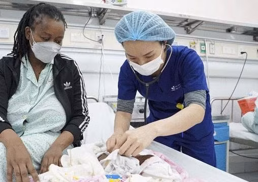 Em bé người Kenya sinh ra khi mới 26 tuần được nuôi dưỡng thành công