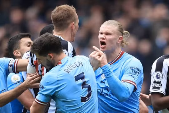 Đánh bại Newcastle 2-0, Man City phả hơi nóng vào Arsenal