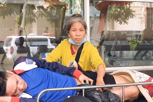 Bệnh nhân kêu khổ vì thiếu thuốc, vật tư, trang thiết bị y tế