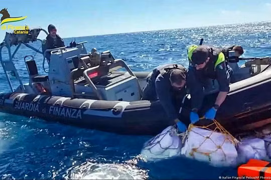 Cảnh sát Ý thu giữ 2 tấn cocaine ngoài khơi Sicily