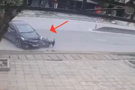 Phóng xe máy chạy ngược chiều, tài xế nằm gục, 1 người văng xa