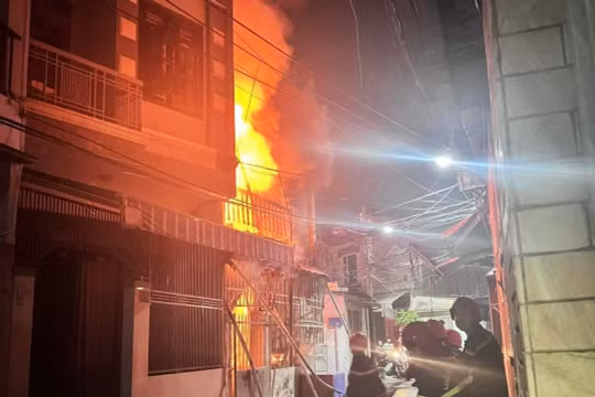Giải cứu 6 người mắc kẹt trong ngôi nhà 2 tầng bị cháy ở Đà Nẵng