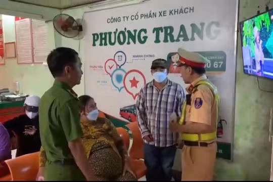 Cảnh sát giúp đỡ sản phụ bị nhà xe bỏ lại dọc quốc lộ 1