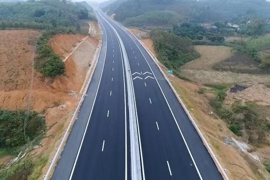Làm việc "3 ca, 4 kíp" để khai thác 3 dự án thành phần cao tốc Bắc Nam trong tháng 4/2023
