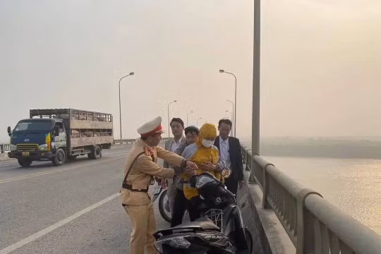 CSGT ngăn chặn người phụ nữ có ý định nhảy cầu