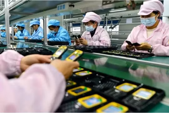 Loạt nhà máy Trung Quốc lao đao giữa "núi" hàng tồn