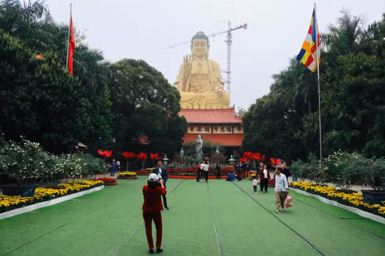 Không gian bên trong ngôi chùa có tượng Phật lớn nhất khu vực Đông Nam Á