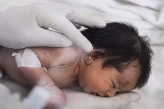 Bé gái Syria chào đời dưới đống đổ nát động đất được người thân đưa về nhà