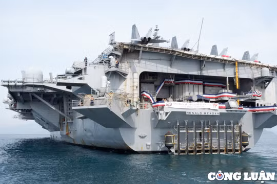 Tàu sân bay Mỹ USS Ronald Reagan cập cảng Đà Nẵng