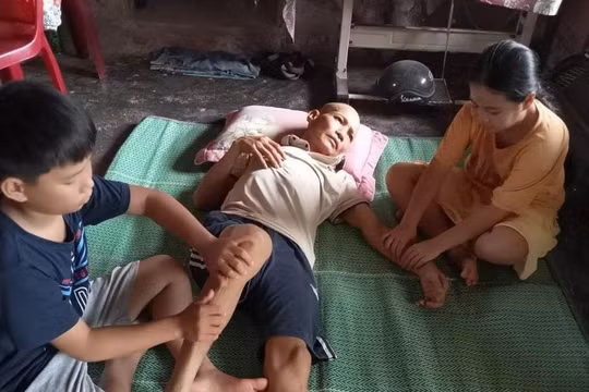 Quảng Trị: Thương tâm cảnh cha bị ung thư, hai con có nguy cơ phải nghỉ học
