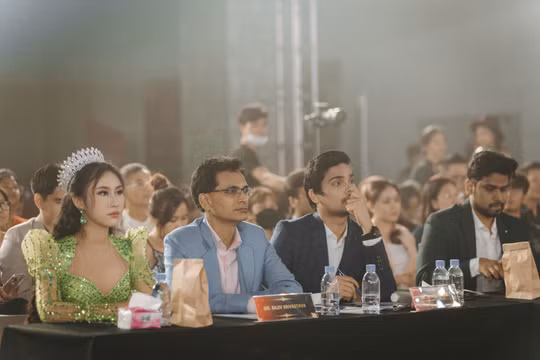 Nguyễn Trang Nguyệt Minh rạng rỡ ngồi ghế giám khảo Miss Teen International 2023