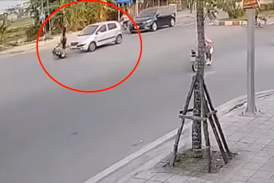 Chở trẻ con vẫn tạt đầu ô tô, lái xe máy cùng cháu bé gặp tai họa