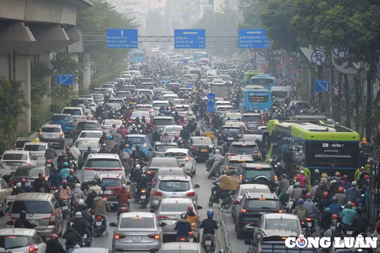 Hà Nội: Ùn tắc kéo dài tại nút giao Ngã Tư Sở ngày đầu điều chỉnh phân luồng giao thông