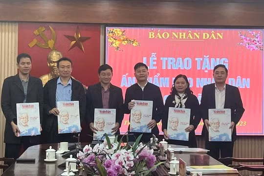 Trao tặng gần 3.000 ấn phẩm Nhân Dân Xuân Quý Mão cho bộ đội biên phòng