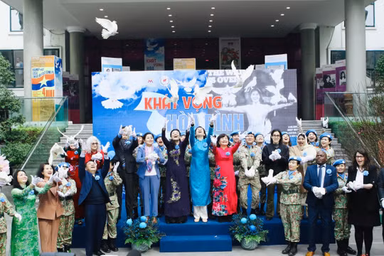 Khai mạc triển lãm “Khát vọng hòa bình”