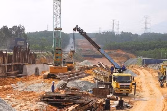 Tìm vật liệu thay thế, hạn chế khai thác cát gây sạt lở ở đồng bằng sông Cửu Long