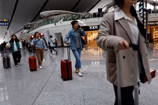 Người Trung Quốc đổ xô xin thị thực đi nghỉ hè ở nước ngoài lần đầu sau COVID-19
