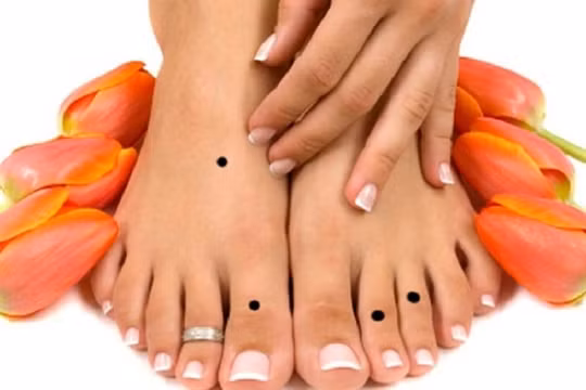 Xem tướng nốt ruồi bàn chân đoán tài lộc phú quý