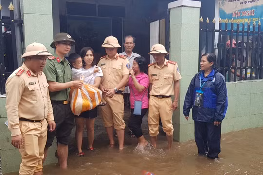 Cảnh sát giao thông hỗ trợ người dân Đà Nẵng bị ngập