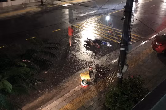 Truy tìm tài xế lái ô tô tông hai mẹ con rồi bỏ chạy