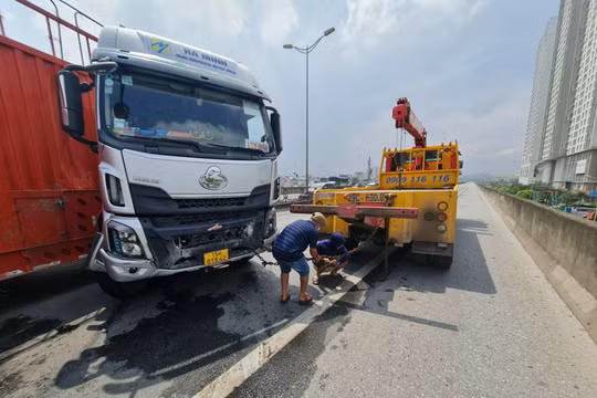 Hà Nội: Xe đầu kéo mất lái, tông vỡ lan can đường Vành đai 3 trên cao