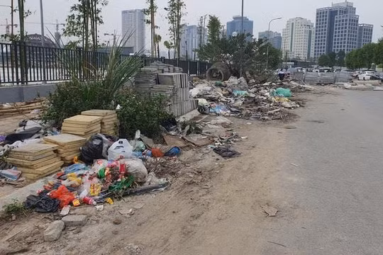 Hà Nội kiểm tra, xử lý nạn đổ trộm chất thải và đốt rác thải