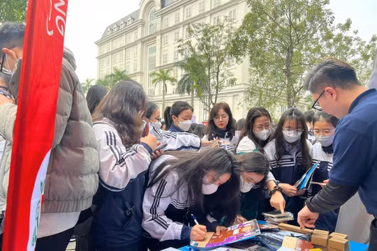 Bất cập: Học phí đại học tăng cao!