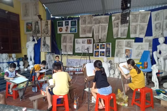 Nhiều phụ huynh sốt sắng tìm các khóa học hè cho con vì không có người trông trẻ