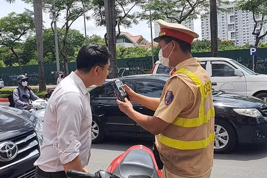 Hà Nội: Xử lý hơn 400 vụ vi phạm Luật giao thông đường bộ trong ngày 23/10