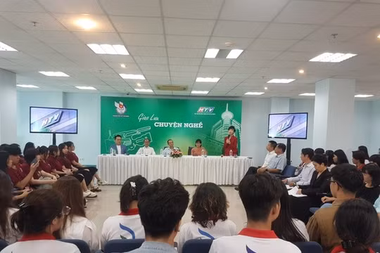 Giao lưu “Tâm tình chuyện nghề đằng sau con chữ”