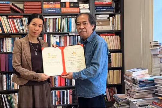 Nhà thơ Nguyễn Quang Thiều bất ngờ khi được trao giải "Tác giả kịch bản xuất sắc"