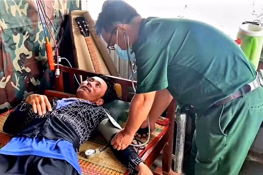 Bạc Liêu: Cứu 7 thuyền viên bị chìm tàu trôi dạt trên biển