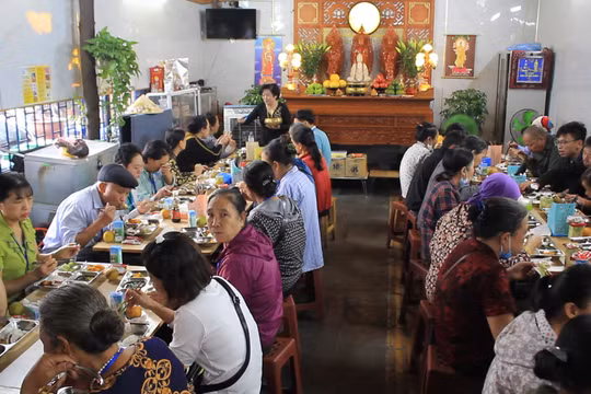 Quán chay 0 đồng gieo duyên lối sống yêu thương