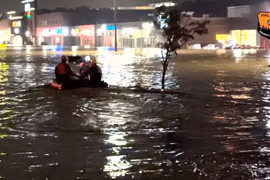 Mưa bão gây ngập lụt nghiêm trọng ở Canada, 4 người mất tích