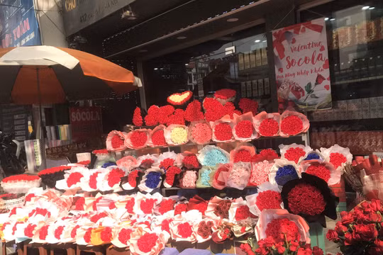 Hà Nội: Cận kề Valentine, giá hoa tăng gấp đôi, gấp ba