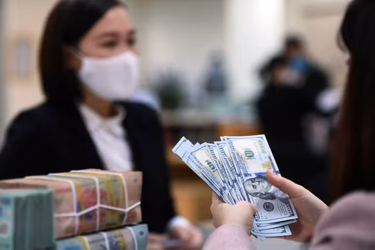 Xuống “đáy” ở thị trường thế giới, USD vẫn đủng đỉnh trong nước